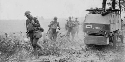 Véhicules blindés canadiens allant au combat lors de la bataille d'Amiens. Mention : Ministère de la Défense nationale/ BAC.