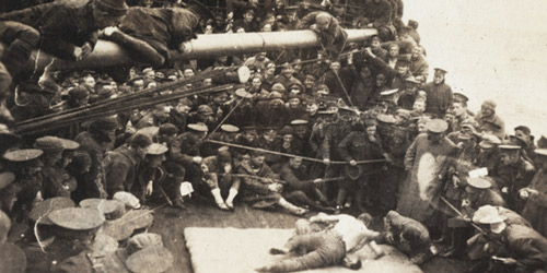 Sur le pont : Des soldats canadiens à bord d’un navire de transport de troupes encouragent deux lutteurs lors de la longue traversée de l’Atlantique pour l’Angleterre, vers 1915-1918. 