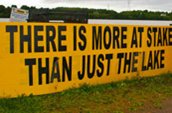 Affiche de protestation trouvée au lac Petitcodiac.