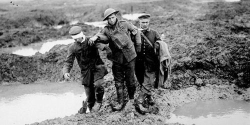 Confiance  : Des blessés canadiens et allemands se viennent en aide mutuellement lors de la capture de Passchendaele. Novembre 1917. Mention : Ministère de la Défense nationale/BAC. MIKAN no. 3397048.