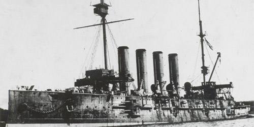 Navire d’élite : Le NCSM Niobe fut le premier navire de la marine canadienne. Bâti en 1897, il fut utilisé lors de la guerre des Boers et a été réquisitionné pour la Grande Guerre en septembre 1910. 