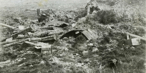 Mont Sorrel et maison d’Armagh à l’avant-plan. Mention : Ministère de la Défense nationale/BAC. MIKAN no 3329044. 