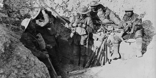 Soldats canadiens dans les tranchées capturées par l’ennemi à la côte 70. Août 1917. Dept. of National Defence / LAC, MIKAN no. 3395589.