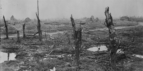 Un carrefour d’où l’on aperçoit l’église en ruines et le poste de secours. Mention : Ministère de la Défense nationale / BAC, MIKAN no. 3329314