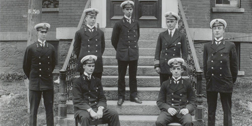 La promotion de 1913 : Un groupe d’élèves-officiers du Royal Naval College du Canada vers 1913.