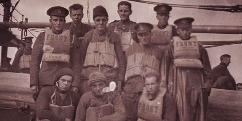 En route : Des soldats canadiens portent des vestes de flottaison à bord d’un navire de transport de troupes en route pour l’Angleterre vers 1915-1918.