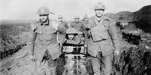 Bringing in a wounded Canadian through the mud. November, 1916. Photo: Dept. of National Defence / LAC, MIKAN no. 3395820.